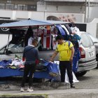 Camisetas, entradas y souvenirs se expendían ayer afuera del estadio.