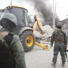 Panorama. Los agentes tumbaron las puertas de casas deshabitadas por incendio a punta de patadas.