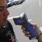 Ley. Un conductor se somete a la prueba del alcocheck en un control.