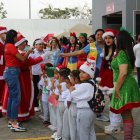 Docentes y estudiantes alegraron a niños con regalos y un show navideño