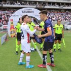 Ezequiel Piovi (i) y Richard Schunke (d) son los capitanes de Liga de Quito e Independiente del Valle.