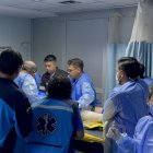 Varios de los heridos fueron trasladados al Hospital General Isidro Ayora de Loja, donde se reportó un fallecido y otros pacientes en estado crítico.