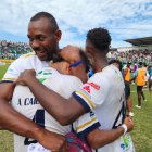 Los jugadores de 22 de Julio FC se funden en un emotivo abrazo para celebrar su ascenso a la Serie B.