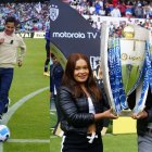 El estadio Rodrigo Paz se vistió de ORO para la primera final de la LigaPro, pero esta vez, el encuentro fue eclipsado por un homenaje sin precedentes en el fútbol ecuatoriano.
En un hecho histórico, tres de los más grandes deportistas olímpicos de nuestro país se convirtieron en los protagonistas indiscutibles de la tarde. Neisi Dajomes y Richard Carapaz, ambos con medallas de oro olímpicas en sus respectivas disciplinas, tuvieron el honor de entregar el trofeo de LigaPro, eso fue para el aplauso.
Mientras tanto, Jefferson Pérez, el primer ecuatoriano en obtener una medalla de oro olímpica, llevó la pelota al centro del campo, iniciando así un partido que quedará marcado en la memoria de todos los aficionados. Y lo hizo con la tradicional caminata de la marcha, los aplausos fueron por millares.
Fue un momento cargado de emoción y orgullo nacional, una muestra de gratitud hacia estos atletas que han enaltecido el nombre de Ecuador en el escenario mundial. La presencia de Dajomes, Carapaz y Pérez en el estadio fue una inyección de energía y motivación para los jugadores, quienes tuvieron la oportunidad de compartir el campo con sus héroes.
La sorpresa de la tarde del 7 de diciembre del 2024, fue sin duda la participación de estos tres medallistas olímpicos. Su presencia no solo realzó la importancia del evento deportivo, sino que también sirvió como un recordatorio del talento y la dedicación de los deportistas ecuatorianos.
El hecho de que Carapaz, uno de los más grandes ciclistas de la historia de nuestro país, lleve tatuado el escudo de Liga de Quito, añadió un toque especial a este emotivo homenaje.
En definitiva, la primera final de LigaPro en el estadio Rodrigo Paz quedará en la historia como un día en el que el deporte y el patriotismo se unieron para celebrar a los grandes ídolos del país. Un momento que inspirará a las futuras generaciones de deportistas ecuatorianos a alcanzar sus sueños y a poner en alto el nombre de Ecuador en el mundo.