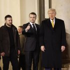 El presidente de Ucrania, Volodymyr Zelensky, el presidente francés, Emmanuel Macron, y el presidente electo de Estados Unidos, Donald J. Trump, abandonan el Palacio del Elíseo