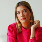 Su buen gusto lo plasma en los looks de famosas como Clarissa Molina, Carmen Villalobos, Elizabeth Gutiérrez, y muchas más.