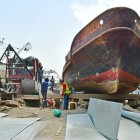 Sobre la calle 5 de Junio, en la ribera del río Guayas, los astilleros mantienen sus labores. Es el último rincón que guarda historia pura de Guayaquil y que no debe perderse.