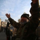 El pueblo sirio y los rebeldes celebran en las calles de Homs, Siria, la caída del gobierno de Bachar al Asad.