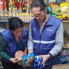 Operativo. Técnicos de Arcsa encuentran productos caducados que vendían.