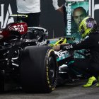 Lewis Hamilton se arrodilló junto a su vehículo y le dio unas palmadas como emotiva despedida.
