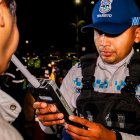 Agente de tránsito realiza una prueba a un conductor, en Guayaquil.