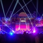 MEX01.ACA(MÉXICO). 08/11/2024.- Cientos de personas acuden al festival musical ‘Trópico 2024’ este sábado en el balneario de Acapulco en el estado de Guerrero (México). El balneario de Acapulco, Guerrero, en el sur de México, uno de los puertos turísticos más importantes del país, se recupera de manera lenta de los estragos de los huracanes Otis categoría 5 y John categoría 3 y este fin de semana atrajo a miles de turistas con ‘Trópico 2024’, su primer festival musical tras el desastre. EFE/David Guzmán.