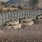 Los tanques israelíes se despliegan junto a la valla de seguridad cerca de la aldea drusa de Majdal Shams, en la frontera de Israel con Siria, en los Altos del Golán anexados por Israel tras los acontecimientos en Siria.