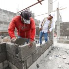 Labor. Trabajadores edifican viviendas en urbanización de vía a la costa.
