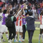 Los jugadores de Liga de Quito festejaron con los hinchas la gran ventaja conseguida en la primera final ante Independiente del Valle.