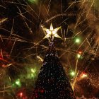 Árbol de Navidad se encendió en Cuenca durante el fin de semana.