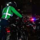 Un agente de tránsito manipula una de las motos retenidas en el operativo.