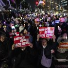 Los manifestantes sostienen pancartas que dicen "Acusar inmediatamente a Yoon Suk Yeol" durante una manifestación pidiendo la destitución del presidente Yoon Suk Yeol frente a la Asamblea Nacional en Seúl, Corea del Sur, el 9 de diciembre de 2024.