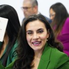 La vicepresidenta Verónica Abad sostiene en su mano la Constitución previo a la instalación de la audiencia de acción de protección