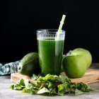 Descubre los increíbles beneficios del jugo de espinaca y manzana para el desayuno