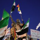 Los seguidores de la oposición siria ondean su bandera y la bandera drusa mientras celebran la toma de Damasco por parte de los rebeldes.
