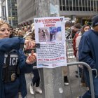 Un cartel puesto por la policía de Nueva York (NYPD) para dar con el asesino del director ejecutivo de la aseguradora UnitedHealthcare, Brian Thompson.