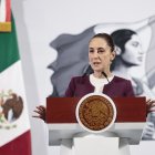 La Presidenta de México, Claudia Sheinbaum, habla durante una conferencia de prensa este lunes, en el Palacio Nacional de la Ciudad de México (México).