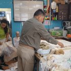 Pablo Coronel, coordinador de la parcipación de artistas, alista las telas que serán utilizadas para los trajes del Pase del Niño Viajero.