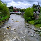 Jóvenes deportistas practicaron packrafting en la cuenca del río Tomebamba, en Cuenca.