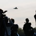 Un avión de combate Mirage 2000 de la Fuerza Aérea de Taiwán se acerca para aterrizar dentro de la base aérea en Hsinchu, Taiwán, el 10 de diciembre de 2024.