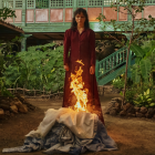 Cien años de soledad sigue la historia de la familia Buendía en el pueblo de Macondo.