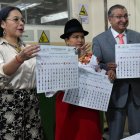 Diana Atamaint verificó el avance de la impresión de papeletas y documentos electorales.