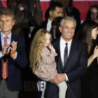 Robert Kennedy Jr (R) sostiene a su nieta durante un evento para anunciar formalmente su candidatura para las presidenciales, el 19 de abril de 2023.