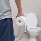 Conoce cómo deben orinar los hombres para beneficiar la salud.