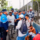 Tramitadores hablan con agentes de Control Metropolitano en los exteriores del centro de retención vehicular ubicado en la autopista Narcisa de Jesús, norte de Guayaquil.