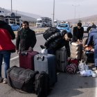 Los sirios cruzan la frontera desde Turquía y regresan a Siria después de la toma rebelde de Damasco.