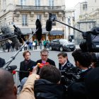 Boris Vallaud, Olivier Faure y Patrick Kanner, hablan con la prensa antes de su reunión con el presidente francés, Emmanuel Macron.