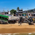 Una persona por la playa. en una zona afectada tras el paso de los huracanes John y Otis, en el balneario de Acapulco en Guerrero (México).