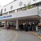 Medios apostados a las puertas del Hospital Sírio-Libanés, donde el Presidente de Brasil, Lula da Silva, fue sometido a una craneotomía para drenar un hematoma en el centro de São Paulo.