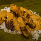 La tonga es un plato tradicional de la gastronomía ecuatoriana consiste en arroz, carne de cerdo, maní y plátano, todo envuelto en hojas de plátano y cocido al vapor.