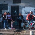 Un grupo de personas esperando para retirar comida este martes en Buenos Aires (Argentina).