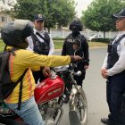 Agentes con Bodycam realizan controles.