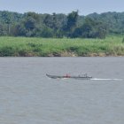 Pequeñas embarcaciones navegan a diario por el río Guayas.