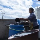 En San Juan de Calderón, las dificultades con el abastecimiento siguen, como indica Margarita Coello, vecina del sector.