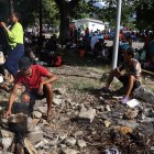 Escuintla. Migrantes preparan alimentos en un modulo deportivo en este municipio del estado de Chiapas.