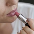 Estas son las razones por las que es mala idea usar un lápiz de labios