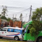 La ambulancia quedó atrapada entre dos buses, tras el impacto, cuando circulaba por la autopista General Rumiñahui.