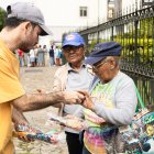 Acción. Varios jóvenes llevan alimentos a adultos mayores vulnerables.