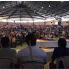 En el auditorio del Pueblo Kichwa de Rukullatkta, en Archidona, se desarrolla una asamblea.
