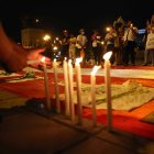 Lima. Personas participa en una vigilia por los muertos en las protestas.